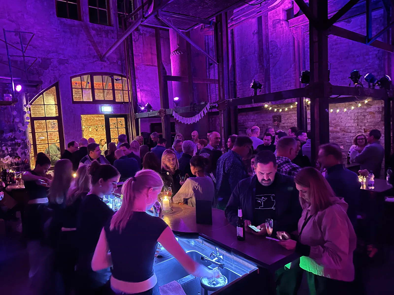 Publikum vor beleuchteter Bühne bei einem Open-Air-Event